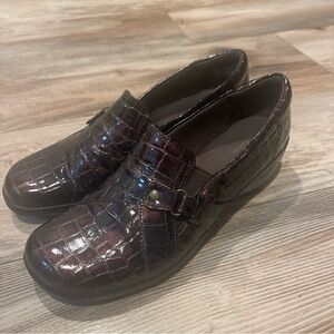 Clarks Bendable Loafers Alligator Patent Women's Slip On Shoes Brown Size 8M